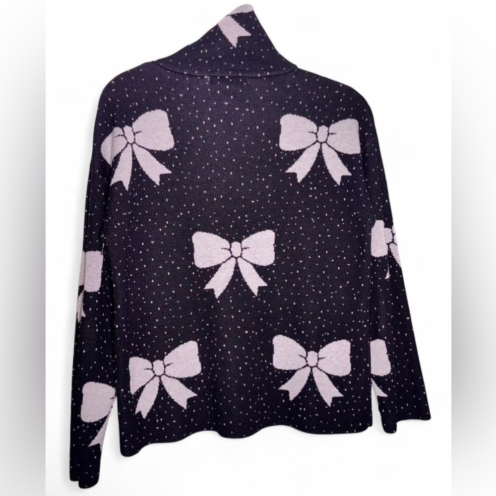 Black & white turtle neck Sweater with  Bow Pattern - Picture 4 of 4